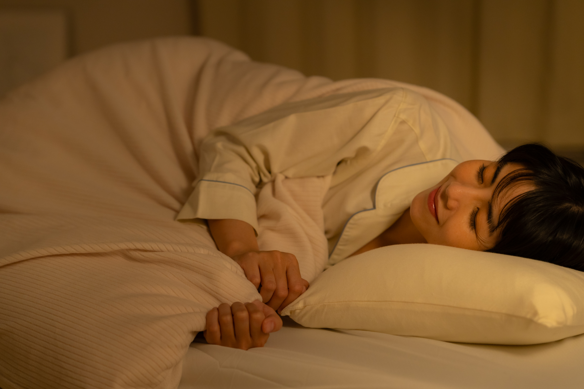 睡眠中の女性 睡眠中の女性